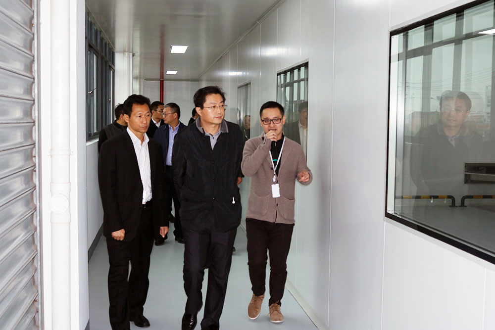 扬州市邗江区区长钱峰等领导前来祝贺扬州丝瓜视频IOS在线观看第一条产线正式投产并参观调研